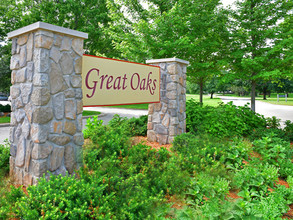 Great Oaks Apartments in Rockford, IL - Foto de edificio - Building Photo