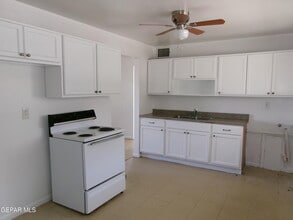 10910 Dyer St in El Paso, TX - Building Photo - Building Photo