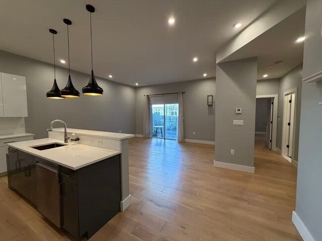 60 Cross St E in Somerville, MA - Building Photo - Building Photo