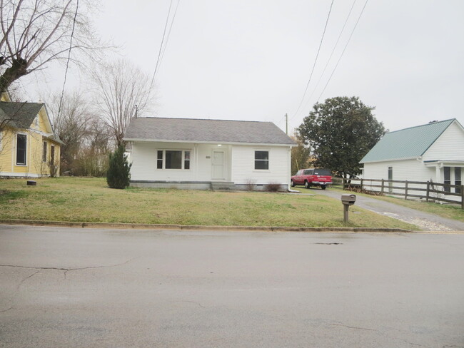 105 W Main St in Alexandria, TN - Building Photo - Building Photo