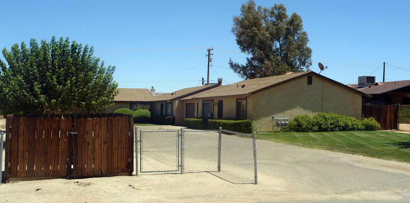 13199 Lakota Rd in Apple Valley, CA - Building Photo