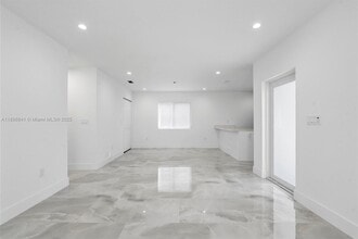 2924 NW 58th St in Miami, FL - Building Photo - Building Photo