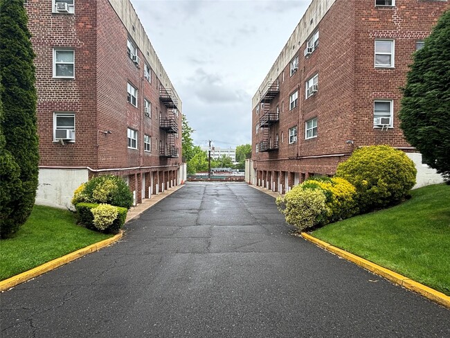 9 Schenck Ave in Great Neck Plaza, NY - Building Photo - Building Photo