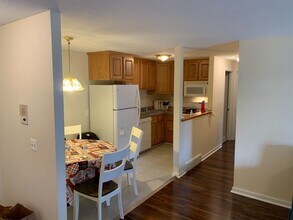 18 Surrey Dr in Newington, CT - Building Photo - Building Photo