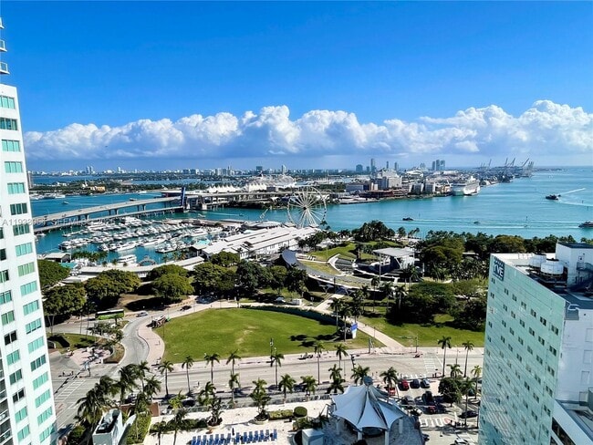 253 NE 2nd St, Unit 2409 in Miami, FL - Foto de edificio - Building Photo