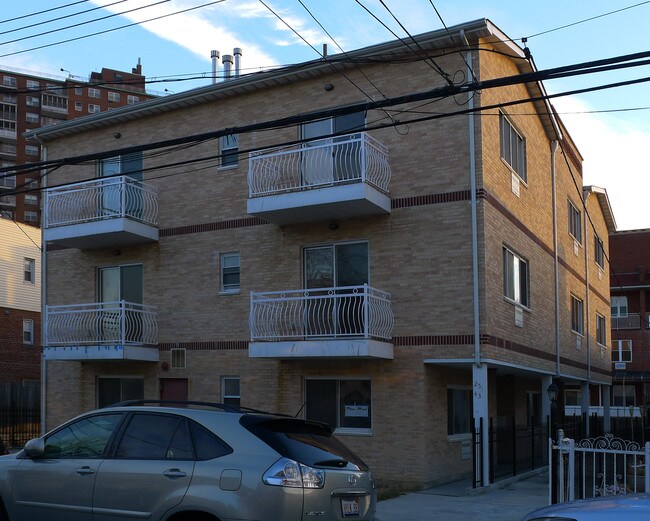 2539-2543 W 16th St in Brooklyn, NY - Foto de edificio - Building Photo