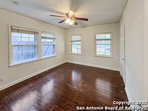 605 Donaldson Ave in San Antonio, TX - Foto de edificio - Building Photo