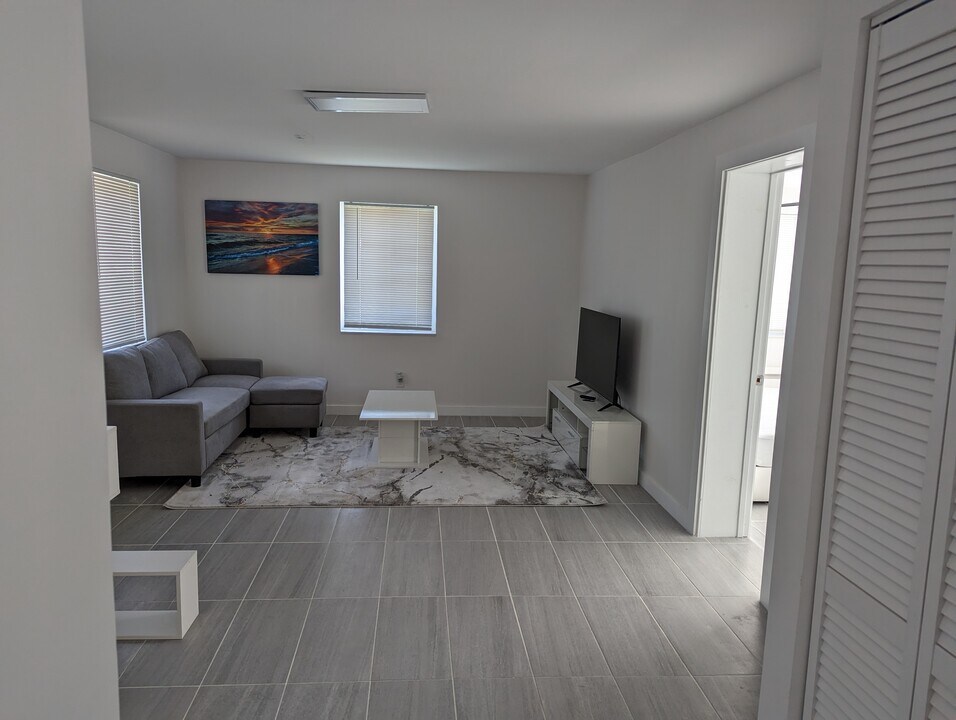 2416 SW 6th Ct in Fort Lauderdale, FL - Foto de edificio