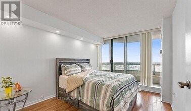 550-1550 Webb Dr in Mississauga, ON - Building Photo - Building Photo