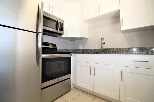 3001 Bee Ridge Rd in Sarasota, FL - Building Photo - Building Photo