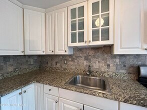 29 Manor Dr in Red Bank, NJ - Building Photo - Building Photo
