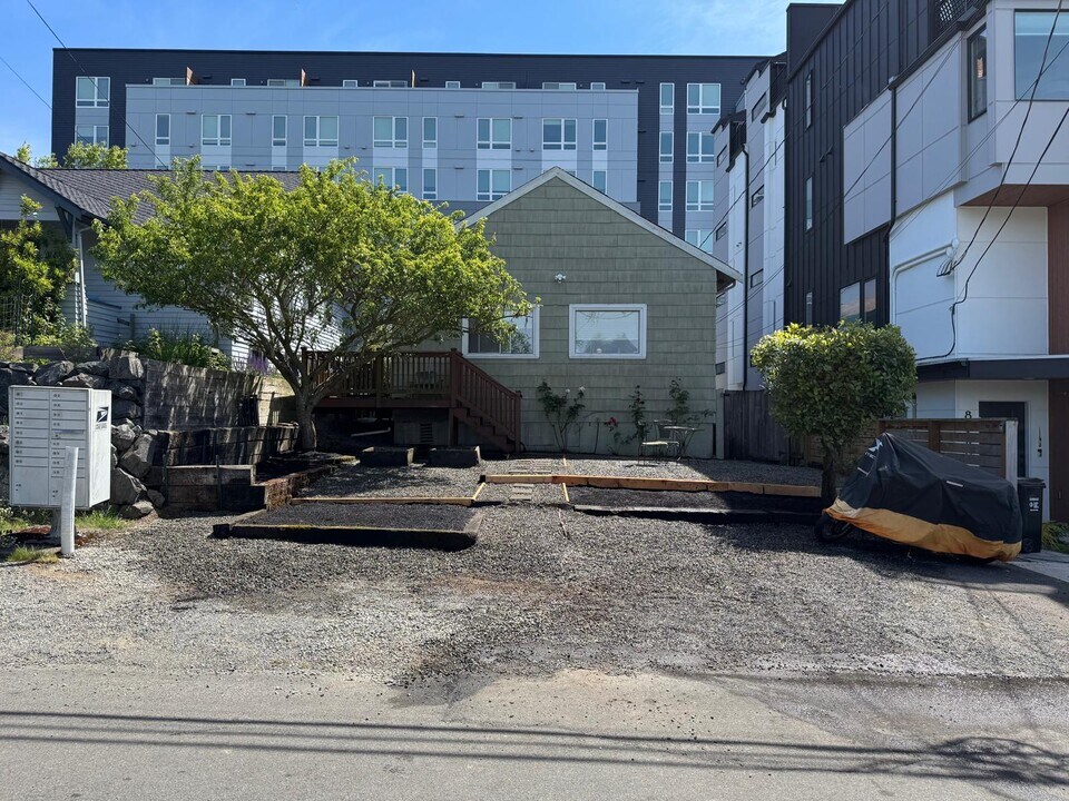 8526 16th Ave NW, Unit B in Seattle, WA - Building Photo