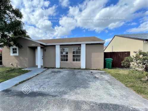 19922 NW 67th Pl in Hialeah, FL - Building Photo