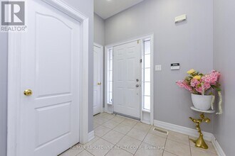 32 Lockheed Crescent in Brampton, ON - Building Photo - Building Photo