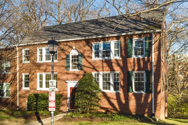 Colonial Village I in Arlington, VA - Foto de edificio - Building Photo