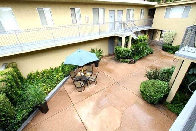 4565 Hazeltine Ave, Unit 215 in Los Angeles, CA - Building Photo - Building Photo