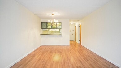 703 Pelham Rd in New Rochelle, NY - Building Photo - Building Photo