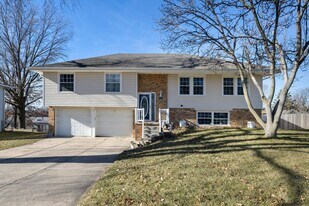 6424 S 149th Ave in Omaha, NE - Building Photo