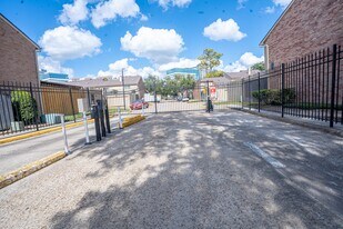 928 Memorial Village Dr in Houston, TX - Building Photo