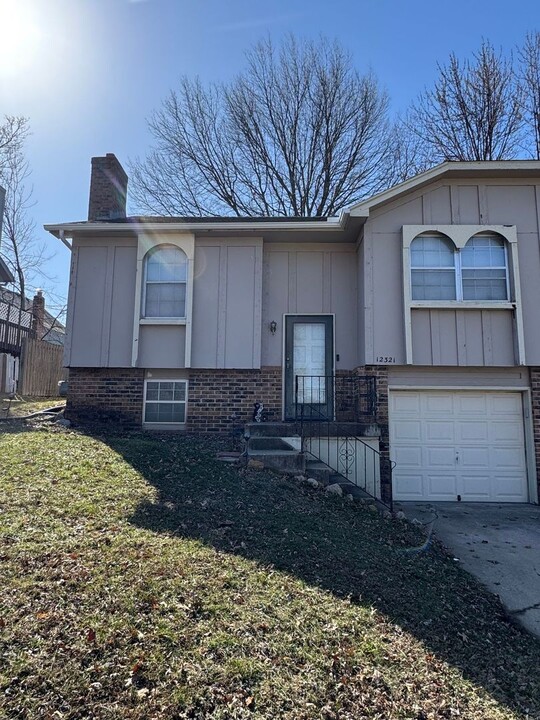 12321 W 71st St in Shawnee, KS - Building Photo