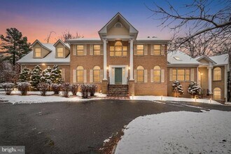 8330 Westchester Dr in Vienna, VA - Building Photo - Building Photo