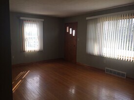 1358 Pottery Rd in Washington, MO - Building Photo