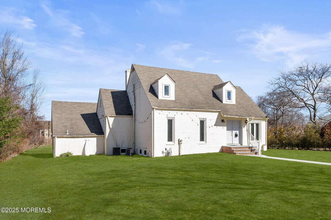 77 Parker Ave in Deal, NJ - Building Photo