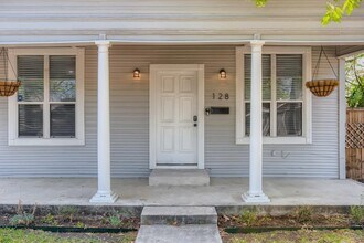 Updated & charming Lavaca home with large  in San Antonio, TX - Building Photo - Building Photo