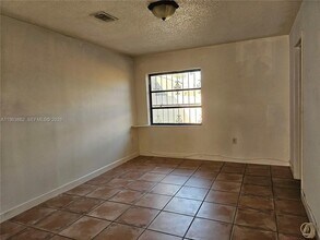 4907 SW 137th Ct in Miami, FL - Foto de edificio - Building Photo
