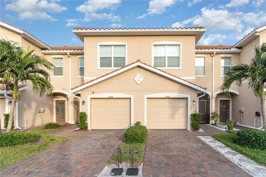 2740 Blossom Wy in Naples, FL - Foto de edificio