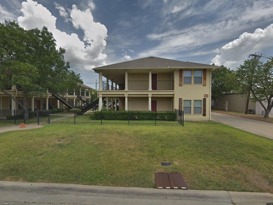 1118 W Collins St in Denton, TX - Foto de edificio