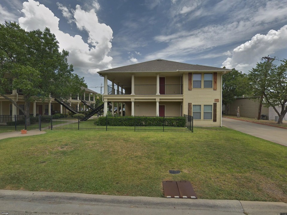 1118 W Collins St in Denton, TX - Building Photo