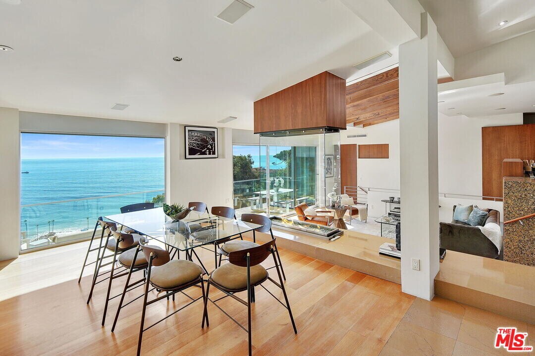 17452 Revello Dr in Los Angeles, CA - Building Photo