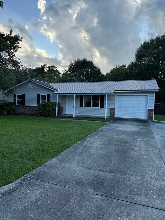 2413 Creekwood Dr in Dothan, AL - Building Photo