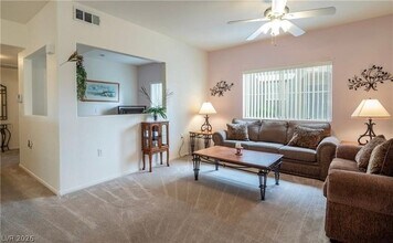 10245 S Maryland Pkwy in Las Vegas, NV - Building Photo - Building Photo