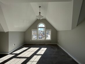 Lascana Homes in Orange, CT - Foto de edificio - Building Photo