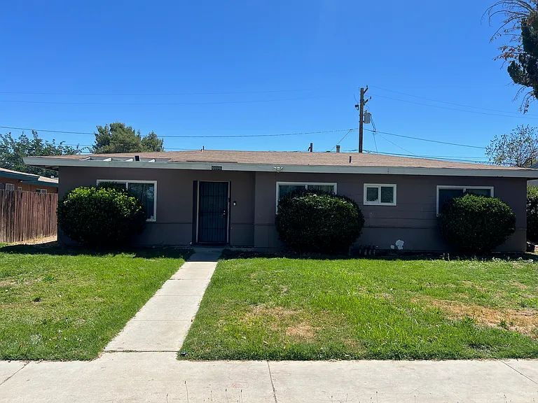 44946 3rd St E in Lancaster, CA - Building Photo
