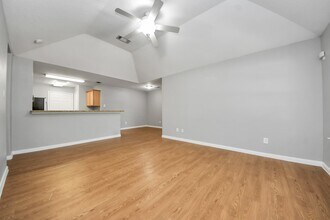 1324 S Johnson St in Alvin, TX - Building Photo - Building Photo