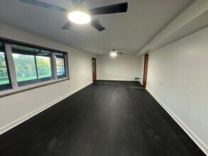 547 Greenhurst Dr in Pittsburgh, PA - Foto de edificio - Building Photo