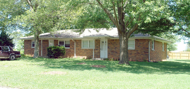 570 W US Hwy 52 in Fountaintown, IN - Foto de edificio - Building Photo