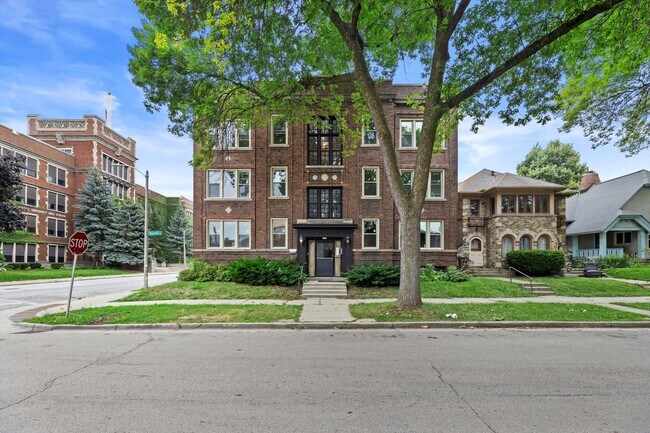 property at 2905 N Bartlett Ave