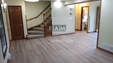 8249 Imperial Dr in Franklin, WI - Building Photo - Building Photo