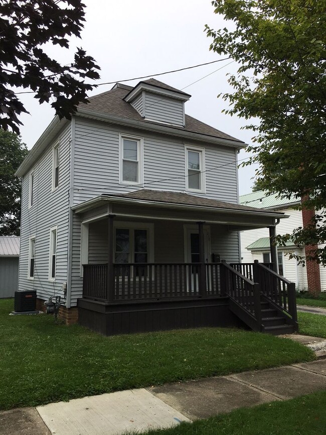 210 E 10th St in Ashland, OH - Building Photo - Building Photo