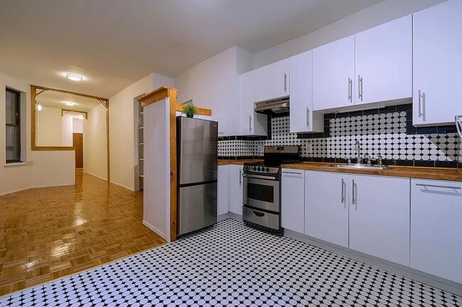 230 E 83rd St in New York, NY - Building Photo - Building Photo