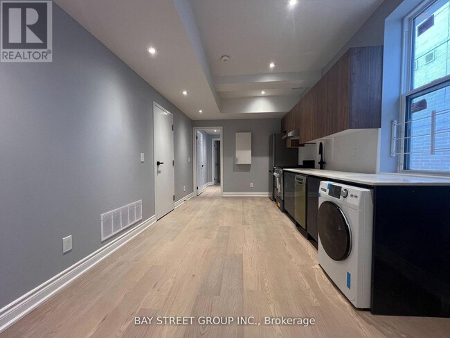 2386 Lake Shore Blvd W in Toronto, ON - Building Photo - Building Photo