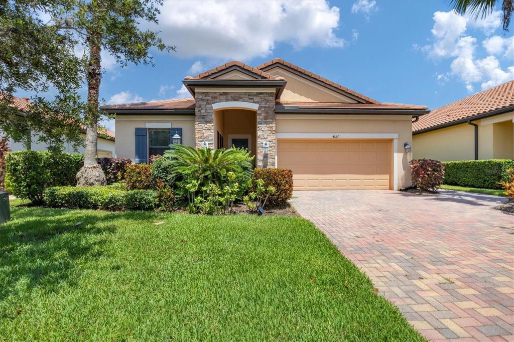 4687 Royal Dornoch Cir in Bradenton, FL - Foto de edificio