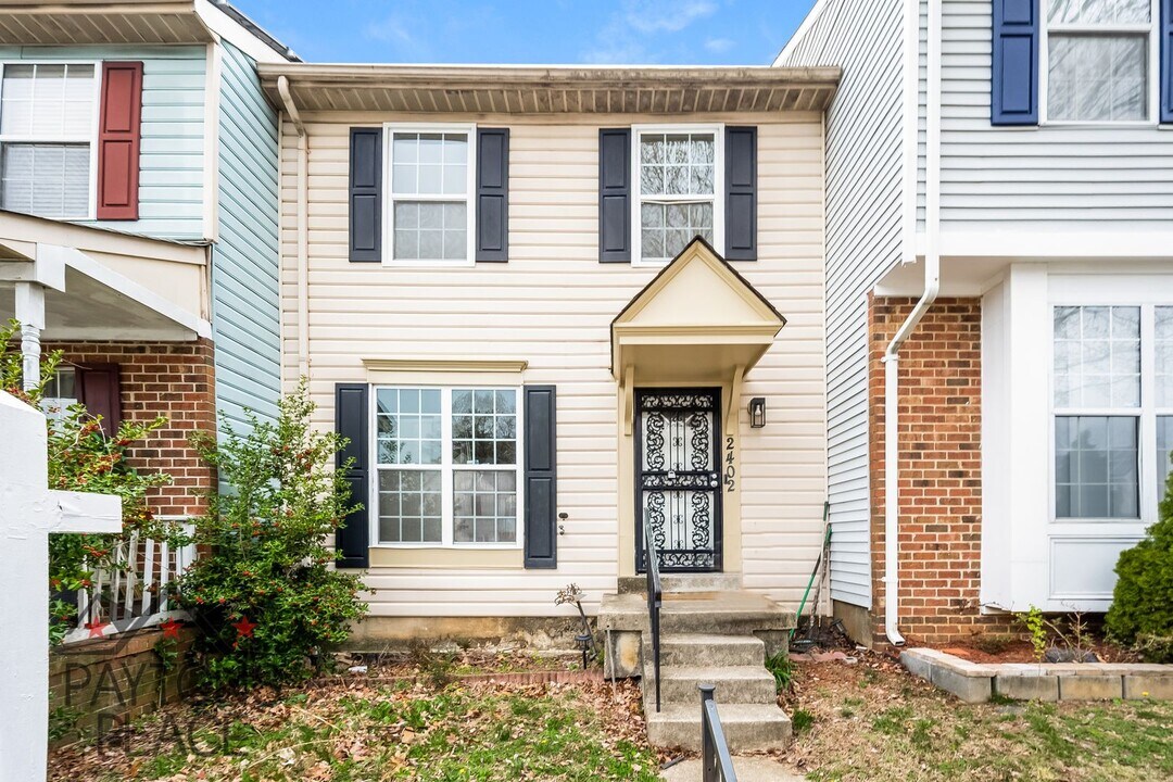 2402 W Rosecroft Village Cir in Oxon Hill, MD - Building Photo