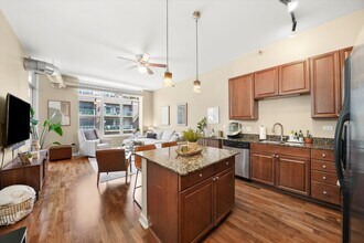 901 W Madison St, Unit 715 in Chicago, IL - Building Photo - Building Photo