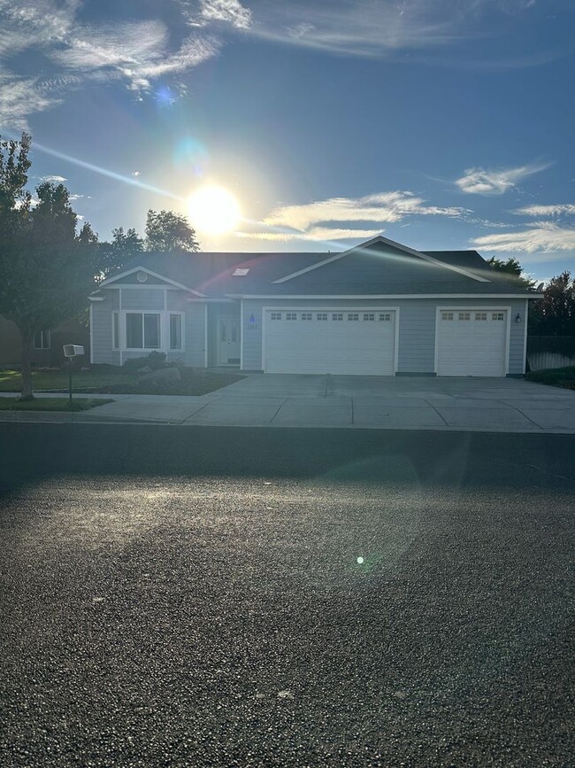 property at 1018 S Lakeland Dr