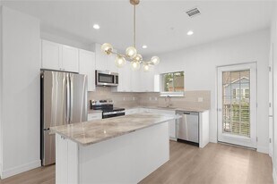 5262 Ella Blvd in Houston, TX - Building Photo